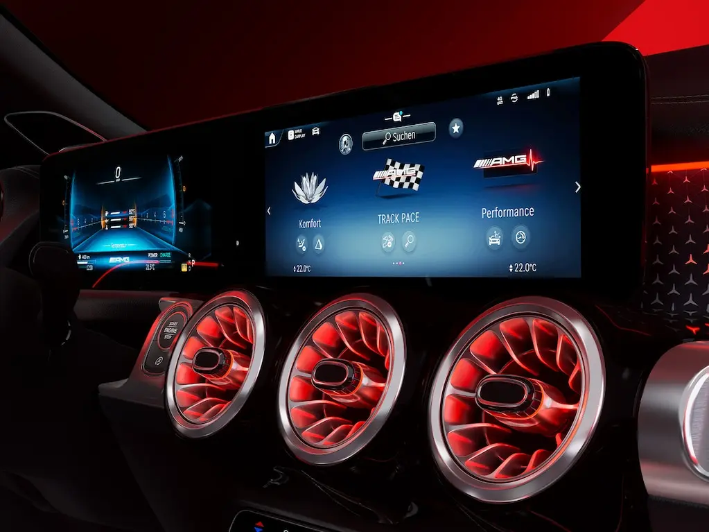 Puesto de conducción widescreen con sistema multimedia MBUX y diseños de visualización específicos de AMG