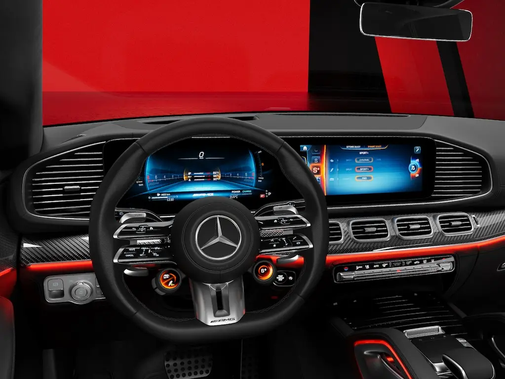Puesto de conducción widescreen con diseños de visualización específicos AMG