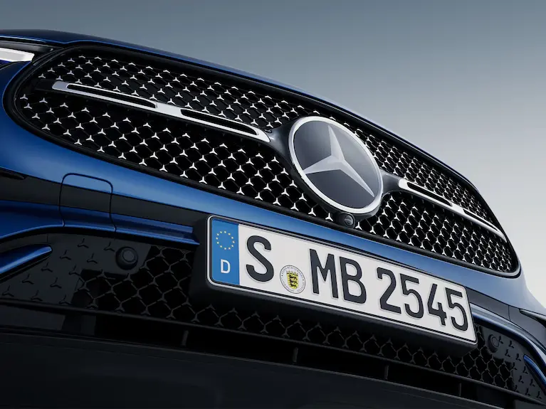 Nuevo frontal con deportiva parrilla y Mercedes-Benz Pattern